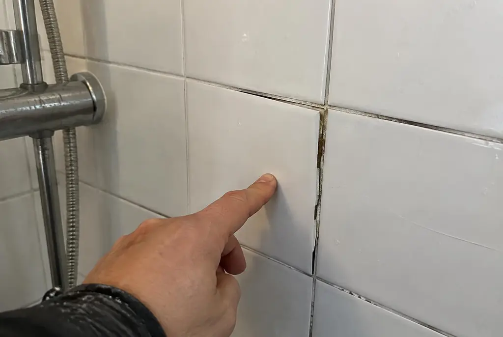 Lekdetectie Culemborg – losse, holle badkamertegels door een lekkage