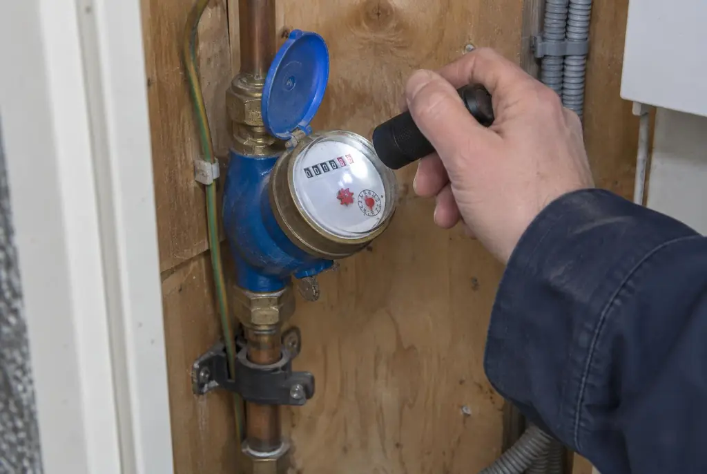 Lekdetectie Culemborg – watermeter in de meterkast controleren met een zaklamp